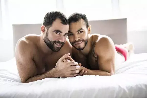 Er sucht ihn Schwulen Dating Er sucht ihn